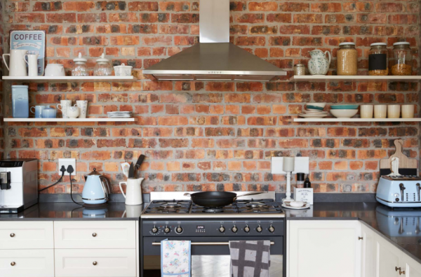 Pemanas Dinding dengan Batu Bata Terbuka